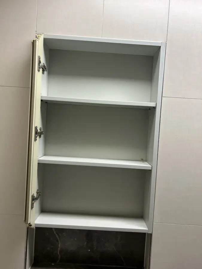 욕실장교체 참고 사진 - 부서진 욕실장 교체 전 모습