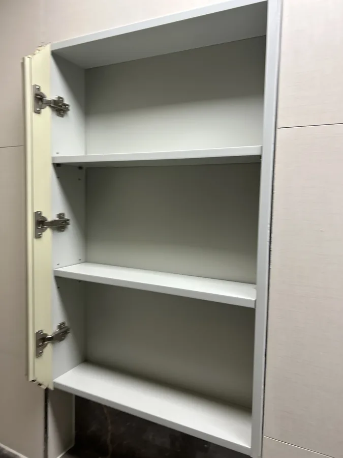 화장실 수납장 내부 3단 수납 선반 사진