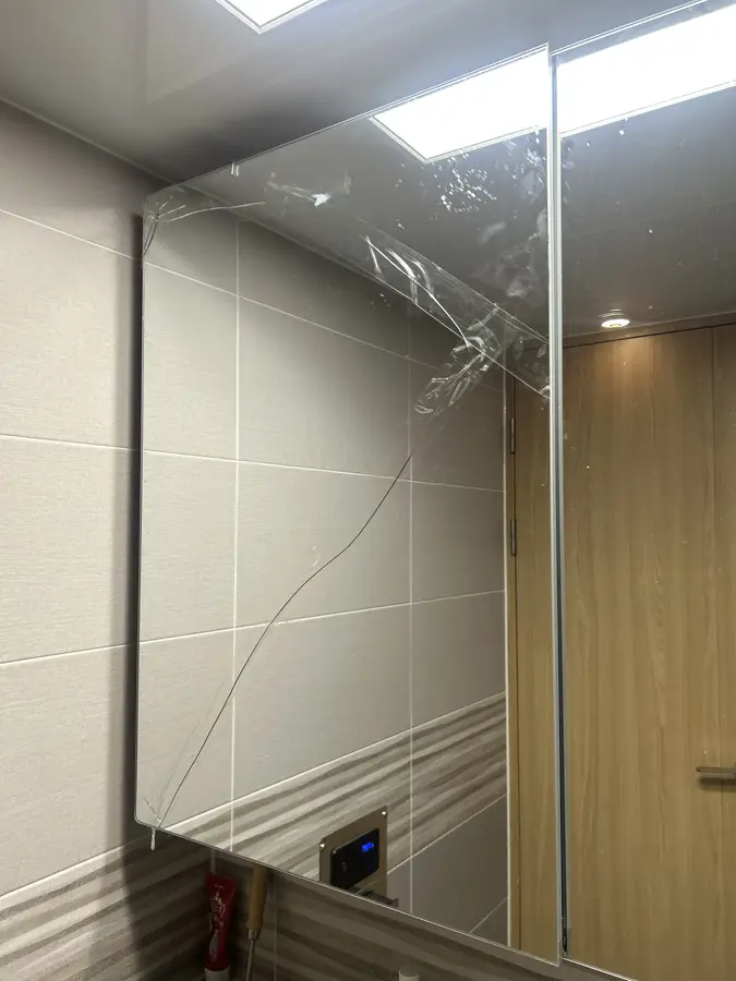 욕실 수납장 거울 시공 전 금이 간 거울문