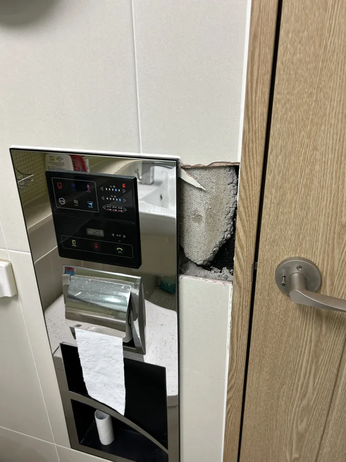 화장실 타일 덧방리폼 전, 넓게 깨진 벽 타일