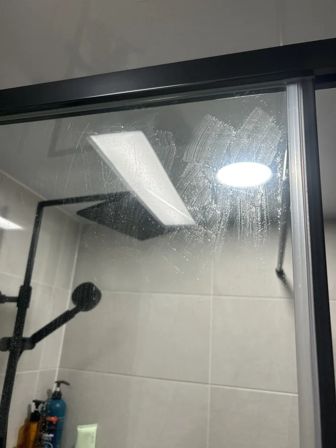 화장실 샤워부스 고정유리에 기스가 난 시공전 사진