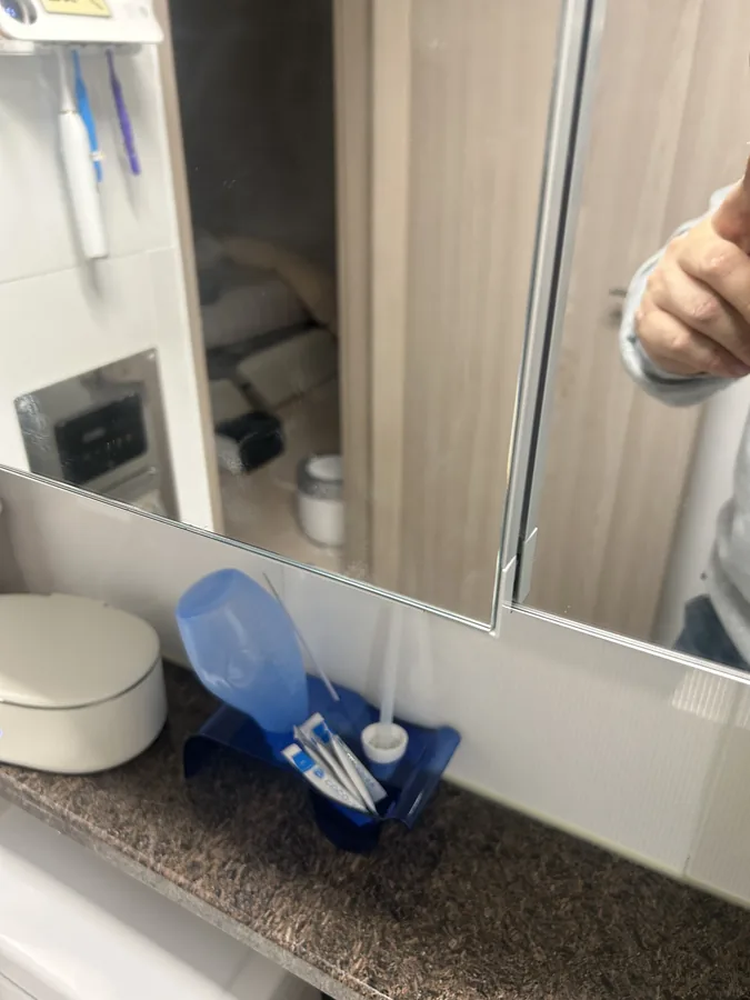 화장실 거울장 새 거울 교체 후 문이 닫힌 시공후 사진