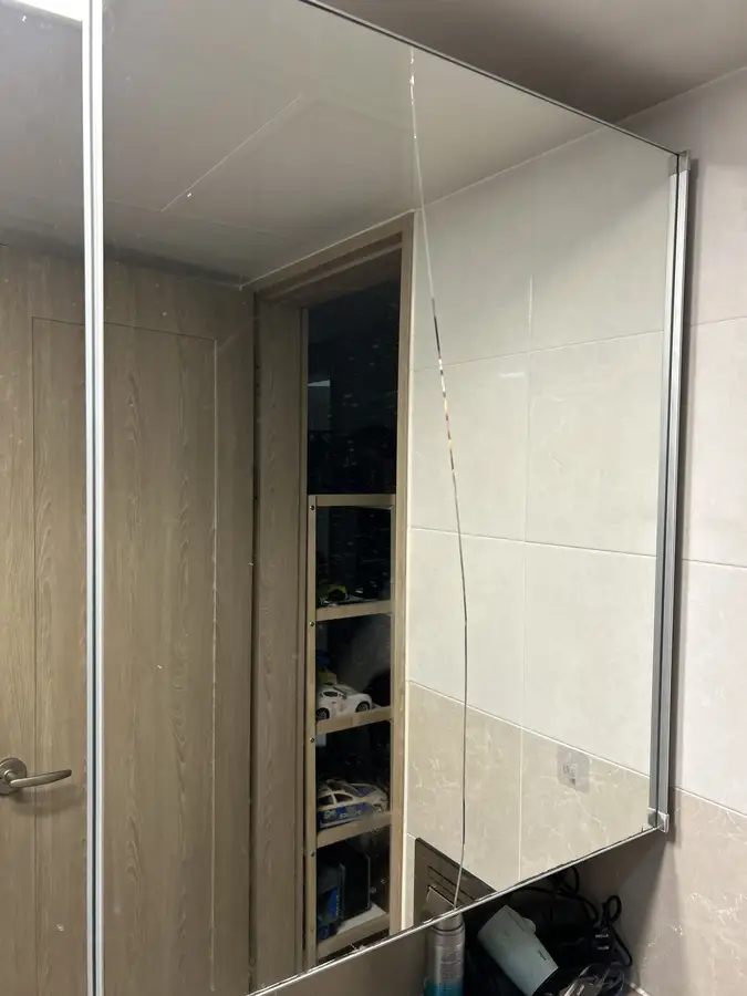 욕실 수납장 교체 시공 전 금이 간 거울