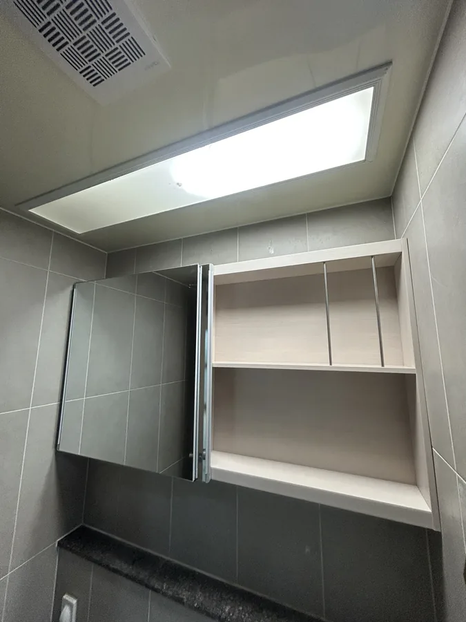 작은 욕실 수납장교체 후, 새로 설치된 콤팩트 거울 수납장